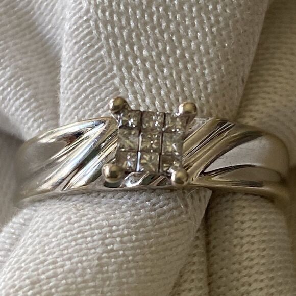 10 k white gold & diamond ring - Picture 2 of 7